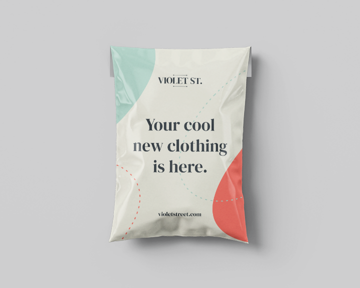 Fraktpåse i grått material placerad på vit bakgrund