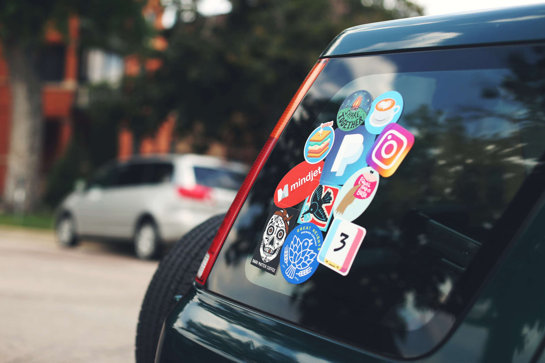 Dekal vs klistermärke – vad är egentligen skillnaden?