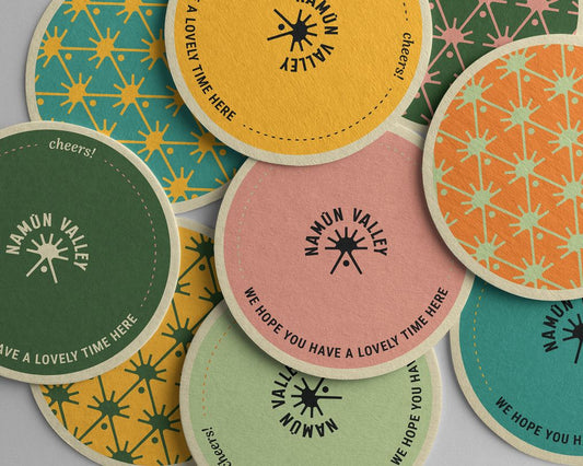 Flera glasunderlägg i olika färger staplade tillsammans