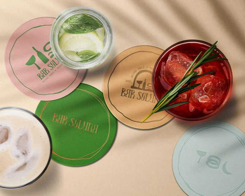 Glasunderlägg med tryckt logotyp på träbord