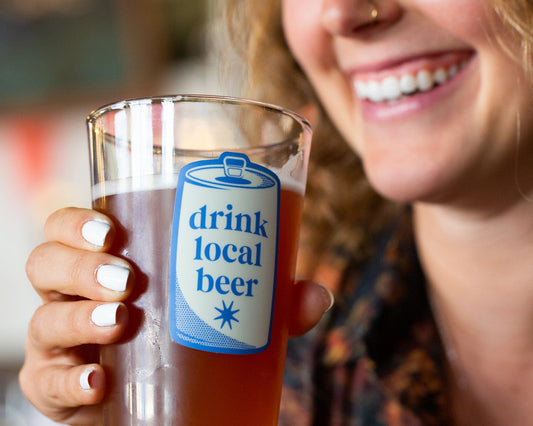 Närbild på formskurna klistermärken med färgglada motiv