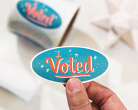 Ovala etiketter fastsatta på glasburkar